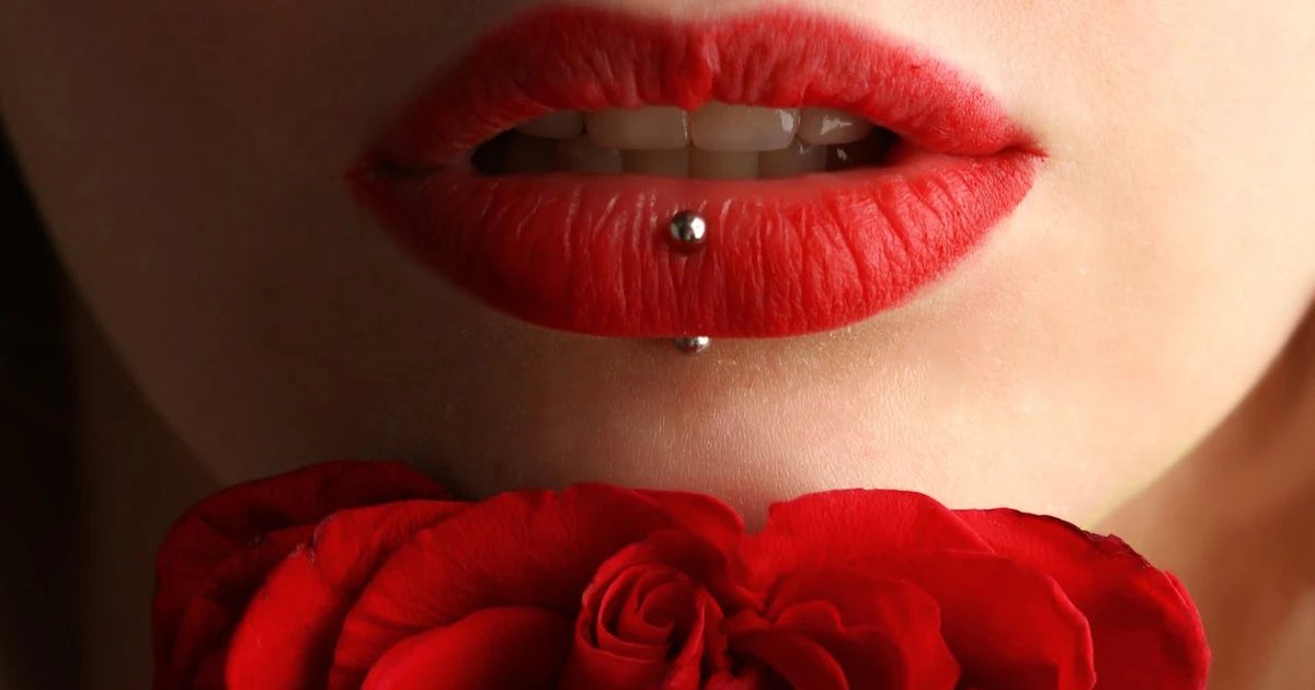 Vertical Labret Piercing Explained [Cost, Pain, And Risks]