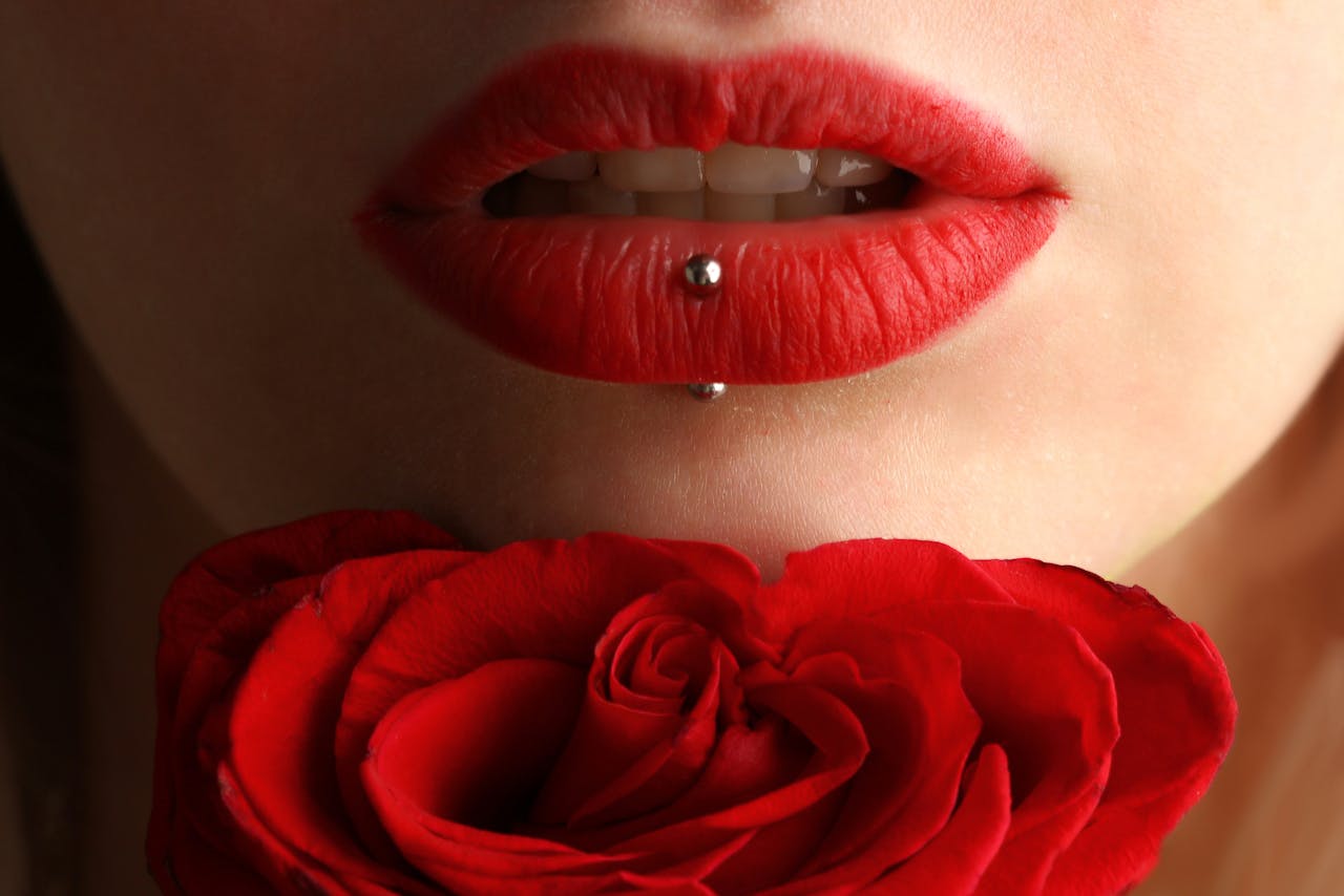 Vertical Labret Piercing Explained [Cost, Pain, And Risks]